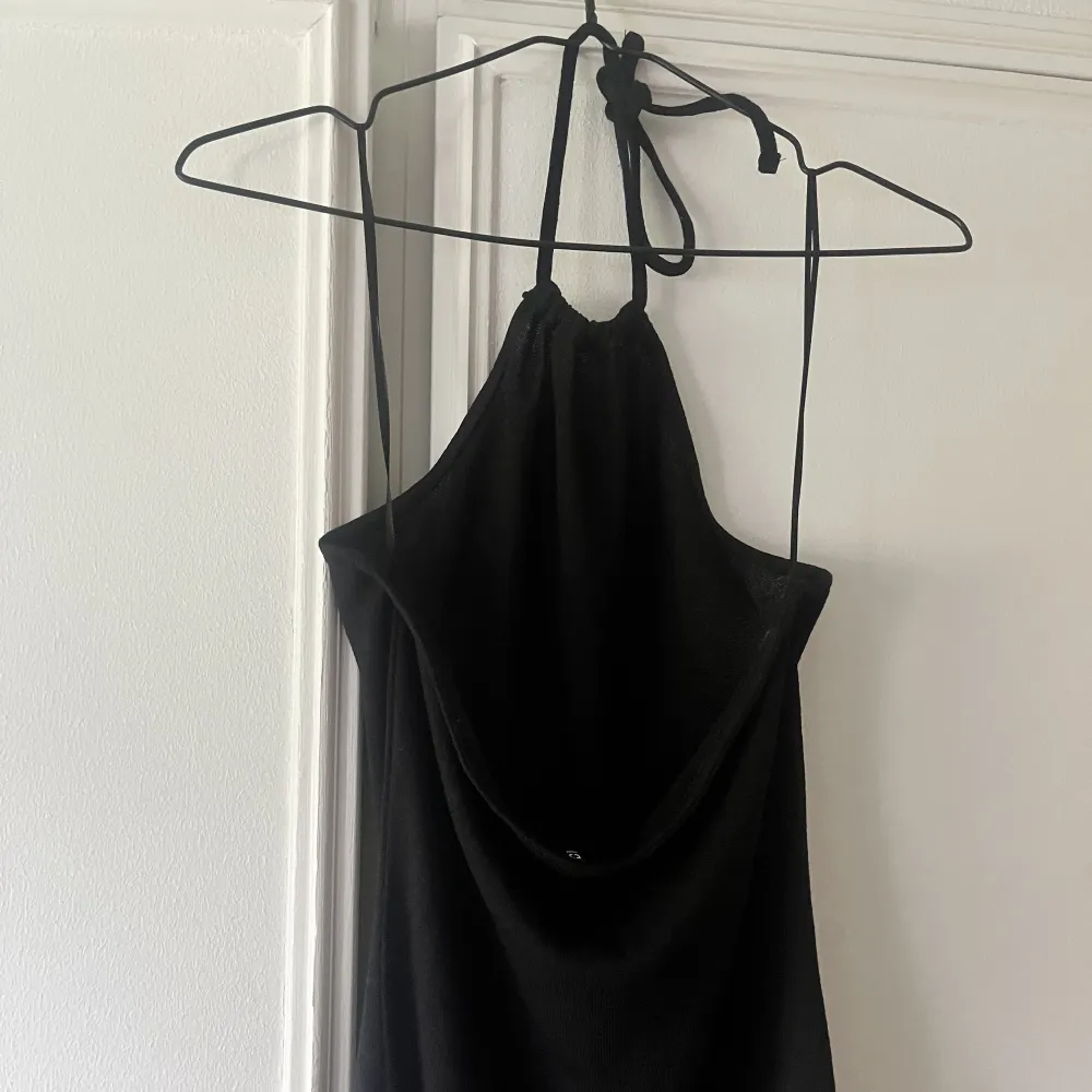 Super fin svart halterneck klänning från Hm, helt oanvänd. Köparen står för frakten. Storlek xs men den är stretchiga så kan passa upp till M.. Klänningar.