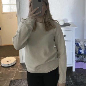Beige stickad tröja - Säljer min beiga stickade tröja från Vero Moda då den inte kommer till användning 💞nypris 250kr 