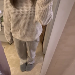 Vit stickad tröja🩷 - Säljer min vita stickade tröja i Xs från lager 157🩷 Använd ett fåtal gånger hemma och är som ny. Nypris ca 150kr🩷