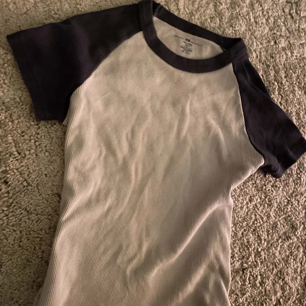 En jättefin brandy Melville tröja som inte används mycket 💗 Fler frågor/bilder= skriv pv  Färgen är crémefärgade med marinblått på armarna 😊 (inga fläckar eller så). T-shirts.