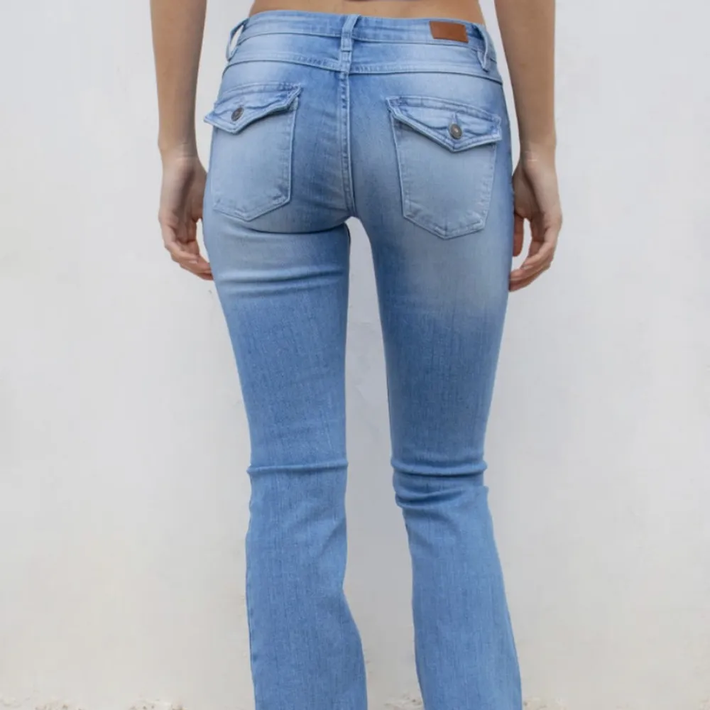 As snygga låg midjade jeans ifrån subdued. Använda typ 3 ggr o säljer då de inte kommer till användning. De är i storlek 40 men vilket jag skulle säga motsvarar xs-s/m . Köpta för 59€ (ca 700kr)💗Köpare står för hela frakten. ❌KOM MED EGNA PRISFÖRSLAG❌. Jeans & Byxor.