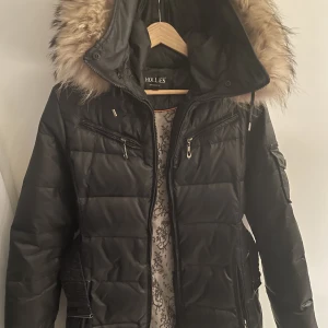 Hollies vinterjacka  - Hollies jacka strl 36. 