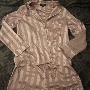 Pyjamas - Säljer en helt oanvänd pyjamas från missguided, storlek 40 men passar mindre också