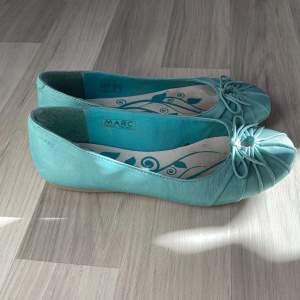 Jättefina turkos/blå läder ballerinaskor med rosett och massa andra fina detaljer som på insidan🩵