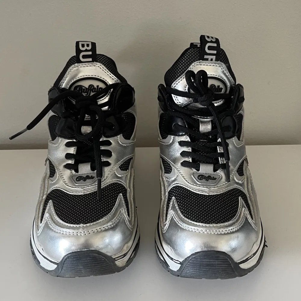 Ett par ”Buffalo sneakers” i silver som är nästintill oanvända i väldigt bra skick.. Skor.
