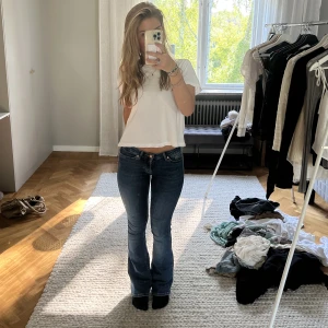 Low rise jeans - Säljer dessa lågmidjade jeans. Passar någon som är ca 160💕 bud börjar på 400 elr köp direkt för 550! frakt tillkommer