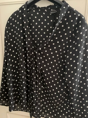 Blus - Fin prickig blus!! 