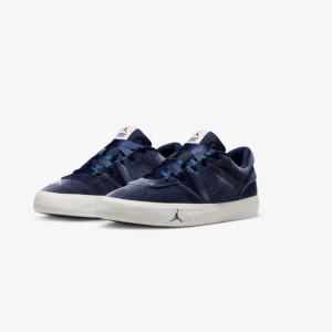 Sneakers  - !!Intressekoll!! på dessa snygga marinblåa sneakers med satindetaljer💘🙌🏼Endast testade! Köpta för 949kr, pris går självklart att diskutera 🙏🏼