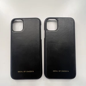 Ideal of sweden skal iphone XS/11 - Två snygga basic ideal of sweden skal i svart i modell XR/11 med magnet. Ena är trasigt (se bild), som man kan limma ihop. Annars är båda i perfekt skick🩷 Har 3 andra skal i samma modell🩷 Pris för det trasiga: 25 pris för det hela: 40