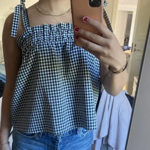 Rutig blus  - Rutig blus från Zara, passar xs-L 
