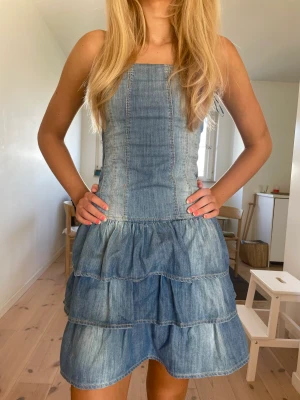 Söt jeansklänning  - Klänning med volang