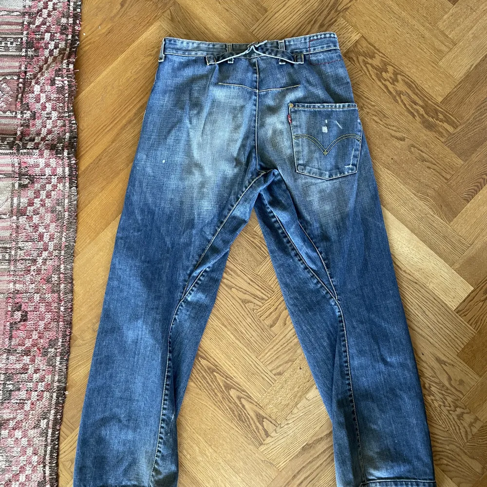 Customized Levis jeans med flare nertill. Mycket snygga i perfekt skick! Hör av er vid eventuella funderingar eller vid behov av fler bilder.. Jeans & Byxor.