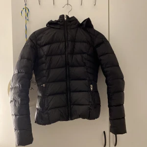 Dunjacka  - En fin dunjacka som använts en vinter. Inga skador eller hål!