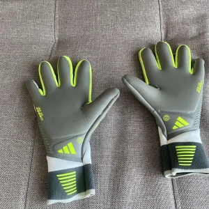 Målvaktshandskar - Bra skick använt sparsamt men har nu blivit för små.  I storlek 6,5 så kan passa både personer med storlek 7 ( kan bli lite små) och storlek 6