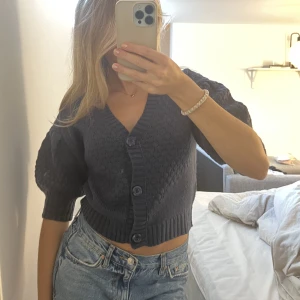 Blå kofta - Mörkblå kofta från nakd som är trekvarts inspirerad, så fin till hösten 😍 materialet ser ni tydligt på första bilden!