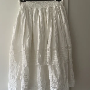 Urbanpioneers  vit midikjol  - Aldrig använd Urban pioneers kjol. Storlek M. Gjort med 100% bomull