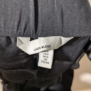 Low waist svarta linne byxor - Nya linne byxor från H&M