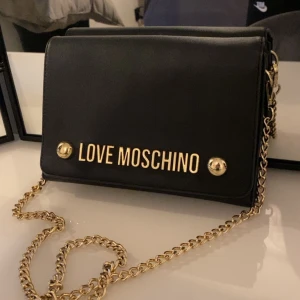 Moschino väska  - Svart love moschino väska, bra skick! Med påse & väska! 