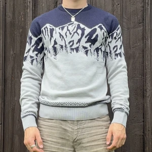 Tröja med bergsmotiv - Tjena! Säljer nu min tröja från Marks & Spencer med bergsmotiv. Den är 7,5/10 i skick då den är lite nopprig. Hör av dig vid minsta lilla fundering och var inte rädd för att pruta!