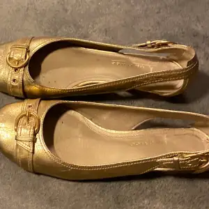 Guld sandaler i skinn både utvändigt och invändigt, märket Up a tree