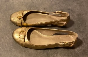 Guldiga ballerinaskor - Guld sandaler i skinn både utvändigt och invändigt, märket Up a tree