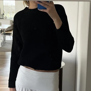 Ribbad svart stickad tröja 🖤 - Säljer min svarta ribbade tröja från Bershka 🖤 Mysig till hösten! Passar även S