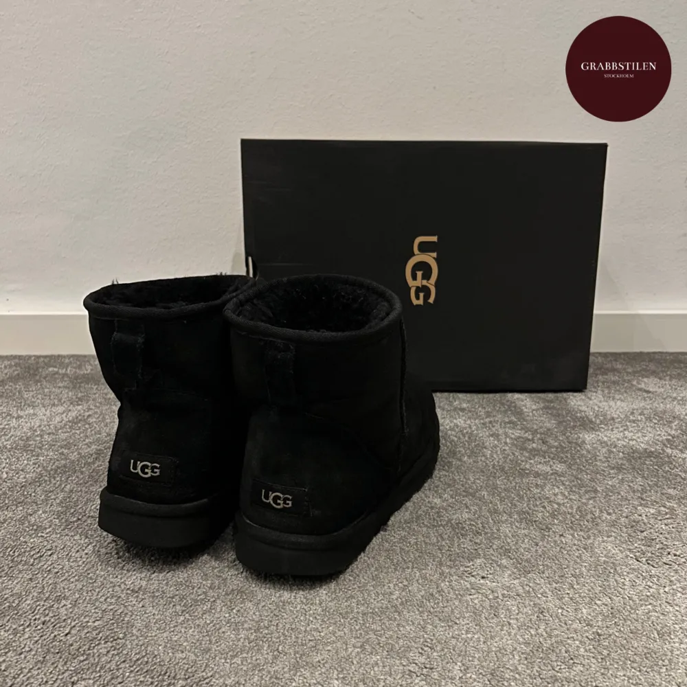 Säljer nu ett par svarta UGGs i storlek 44. Skorna är använda en vinter men i gott skick (creasings finns). Allt på bilden medföljer! Vid köp fraktas skorna spårbart via postnord! . Skor.