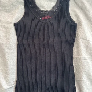 Söt vardaglig men även festlig topp - Ass snygg topp med lite detaljer som tyvärr inte kommit till andvöndning mer än 1 gång, kan användas till olika tillfällen. Väldigt stretchiga i material och riktigt unik, skriv om de finns frågor:)