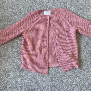 Zara kofta  - Säljer min rosa kofta från zara 