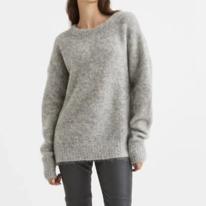 Stickad tröja - Så najs stickad tröja från hm, mohair och ull💕 storlek s men ganska stor i storleken, använd enstaka gånger därav fint skick och bra kvalitet💕 skriv vid frågor och egna bilder! Nypris 899!!