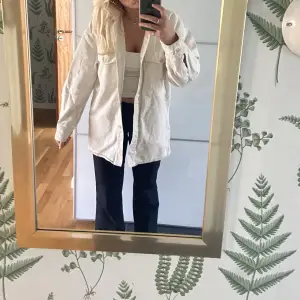 En superfin beige/vit jeansjacka som är perfekt nu till sensommaren!