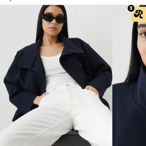 Kort kappa - Säljer min oanvända korta kappa i färgen marinblå då jag köpte fler färger. Otroligt snygg inför hösten. Storlek S, den har normal passform eller något oversize🥰Den är i stort sett helt slutsåld i alla färger.