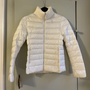 Vit Uniqlo-jacka - Vit lättdunsjacka från Uniqlo! Stl XS! Finns i Sthlm!