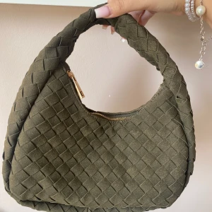 Väska  - Jätte fin militär grön väska! Aldrig använda! Ord. Pris 399