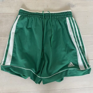 Adidas shorts - Skit snygga adidas shorts köpta secondhand. Jag säljer dom för att dom är för stora på mig. Stl 48.💗