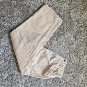 Jeans - Säjler dessa par jeans från H&M!💓 aldrig använda💓 säljer dom för de kommer inte till användning 💓skriv till mig om ni vill ha fler bilder💓