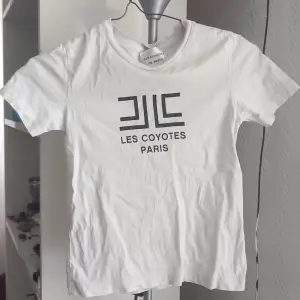 Skit snygg baby tee från Les Coyote Paris, kostar ca 500-900 kr om man köper nytt, jag köpte second hand men den kommer inte till användning tyvärr.