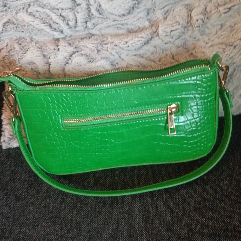 Grön handväska i nyskick. . Väskor.