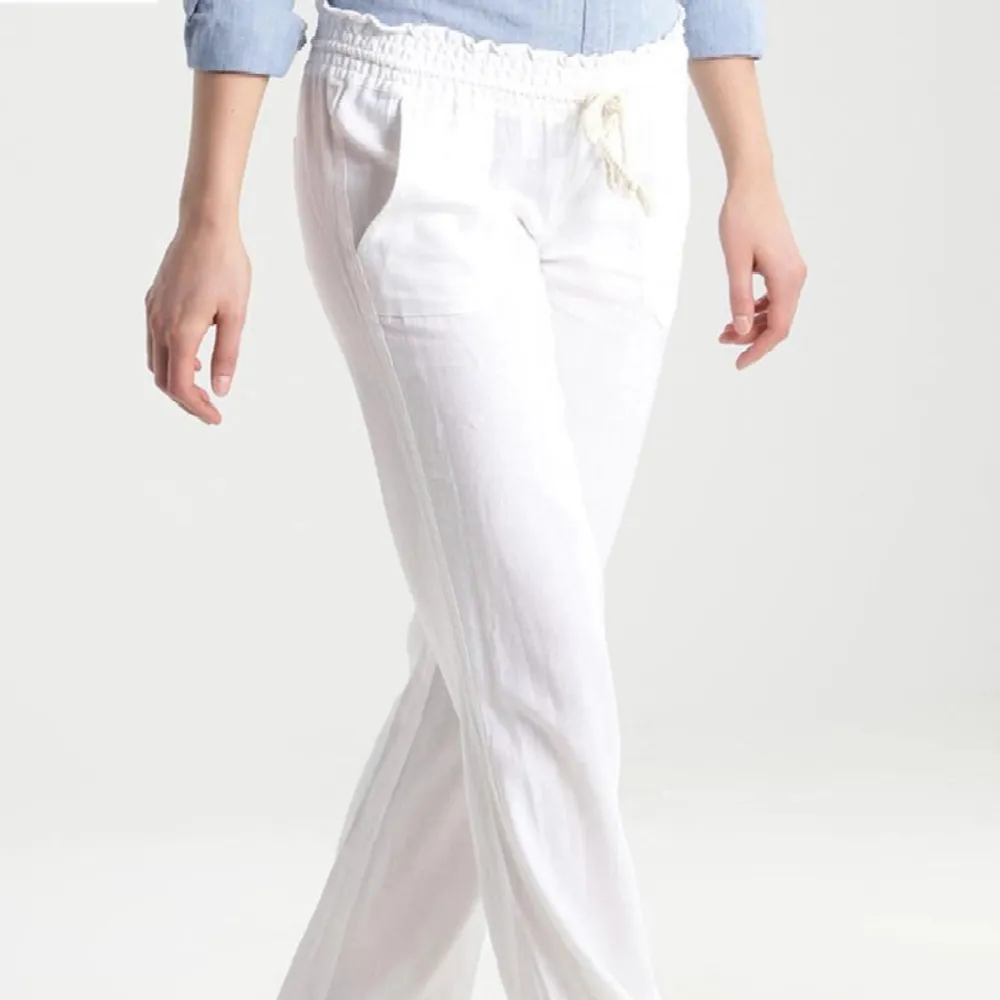 Säljer mina lågmidjade vita Roxy Linnebyxor i storlek S. I princip nyskick. Skriv för fler egna bilder 😇 Bud är bindande. Jeans & Byxor.