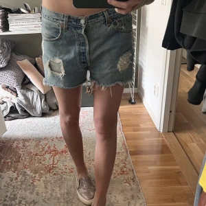 Jeansshorts Levis  - Vintage-Levis jeansshorts perfekta till sommaren ☀️☀️strl 30 i midjan passar s/m 