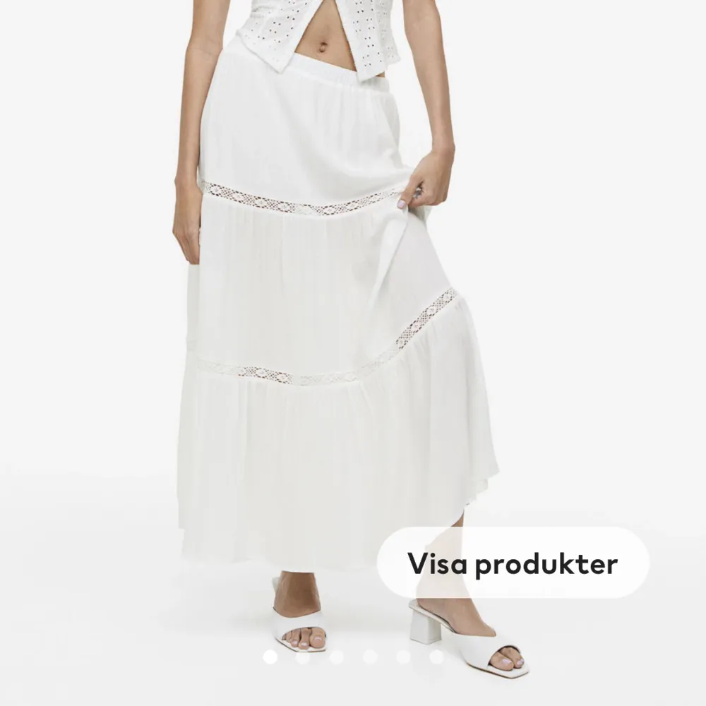 Säljer denna superfina slutsålda kjolen från HM, helt oanvänd med prislappen kvar❤️ frakt ingår ej 🫶🏼köp direkt 450. Kjolar.