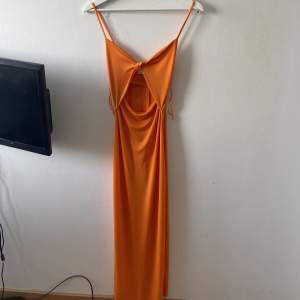 Snygg orange klänning från zara med en liten öppning vid bröst. Har ej använt den