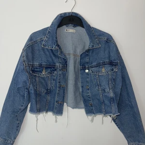 Jeansjacka - Croppad jeansjacka från gina trickot u storlek xs/s, knappt använd