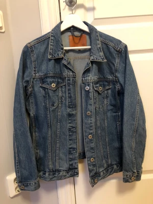 Jeansjacka  - Jättesnygg jenans jacka som passar perfekt nu till våren, aldrig använd❤️
