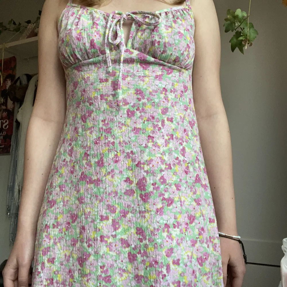 En söt blommig klänning som passar perfekt till sommaren!🌸 Frakt: 45kr. Klänningar.