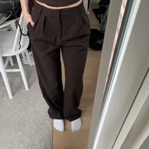 Bruna kostymbyxor  - Bruna kostymbyxor från Zara. Klippt bort lappen så vet ej storlek men skulle uppskatta S. Sitter oversized. Jättefint skick! Jag är 169 cm lång