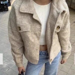 Jacka  - Säljer denna fina jacka från design by si, den är helt nya med lapp kvar 💕