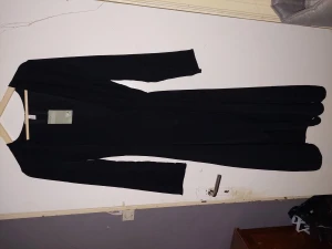 Omlottklänning - Svart omlottklänning. Aldrig använd. 