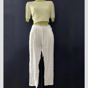 Linnebyxor  - Super fina linebyxor, i 100% linne tillverkade i Italien. Köpta på västkusten, aldrig använda med lappen kvar.   Lite stor i storleken, skulle säga L till XL 