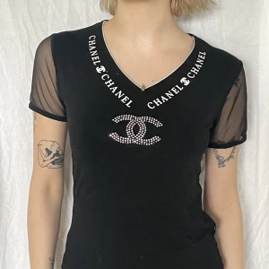 Svart ”Chanel ” topp - Den här toppen är så cute, inte riktigt Chanel obviously men fångar verkligen den där y2k stilen. Lose fit och rätt tunt material 